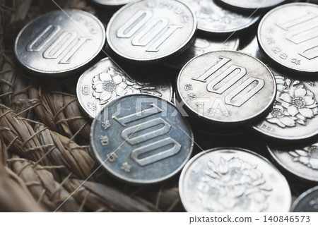 100 yen coin 140846573