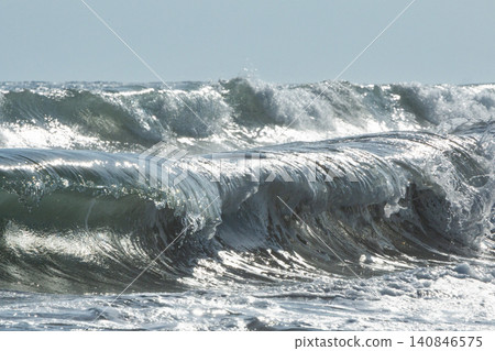 湘南久沼海灘:波光粼粼的美麗海浪 湘南久沼海灘:波光粼粼的美麗海浪 140846575
