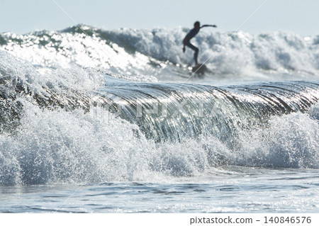 湘南久沼海灘:海浪拍岸的那一刻,衝浪者們 湘南久沼海灘:海浪拍岸的那一刻,衝浪者們 140846576