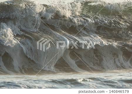 湘南久沼海灘:海浪一波接一波地拍打著海岸。 湘南久沼海灘:海浪一波接一波地拍打著海岸。 140846579