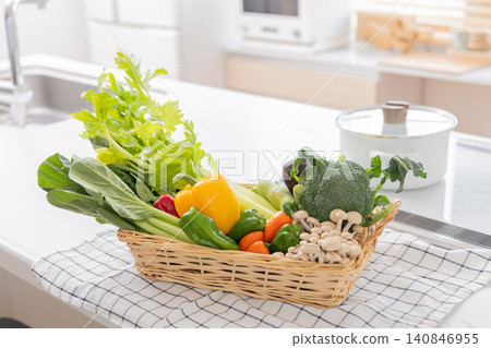 廚房裡放著一籃蔬菜。 140846955