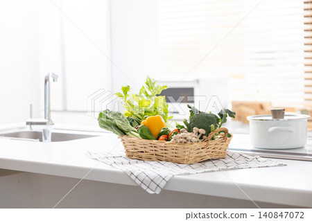 廚房裡放著一籃蔬菜。 廚房裡放著一籃蔬菜。 140847072