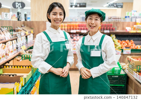 兩名身穿制服的女員工在水果區微笑。 140847132