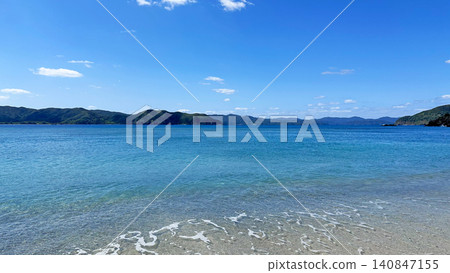 奄美大島瀨戶內町宿通海灘的碧綠海水和潔白沙灘。 140847155