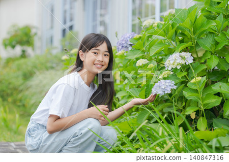 A girl watching hydrangea 140847316
