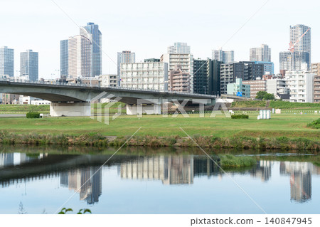 Today's beginning | The tower apartments of Musashi-Kosugi and Maruko Bridge reflected on the surface of the Tama River in the early morning (mid-June) Today's beginning | The tower apartments of Musashi-Kosugi and Maruko Bridge reflected on the surface of the Tama River in the early morning (mid-June) 140847945