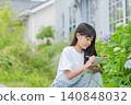 一個女孩正在畫繡球花 140848032