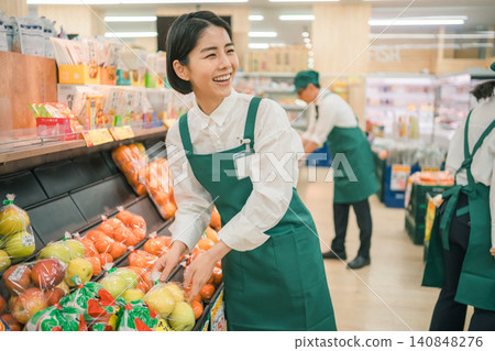超市水果區一位面帶微笑的女員工 140848276