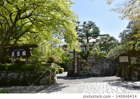 福陽園入口,位於滋賀縣大津市,是個風景優美的地方,園內有石牆和綠樹成蔭。 福陽園入口,位於滋賀縣大津市,是個風景優美的地方,園內有石牆和綠樹成蔭。 140848414