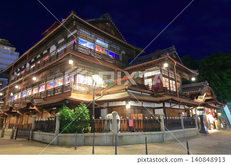 【愛媛郡】道後溫泉本樓的夜景,竹簾懸掛其上 【愛媛郡】道後溫泉本樓的夜景,竹簾懸掛其上 140848913