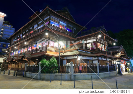 【愛媛郡】道後溫泉本樓的夜景,竹簾懸掛其上 【愛媛郡】道後溫泉本樓的夜景,竹簾懸掛其上 140848914