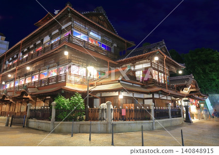 【愛媛郡】道後溫泉本樓的夜景，竹簾懸掛其上 140848915