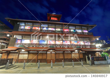 【愛媛郡】道後溫泉本樓的夜景,竹簾懸掛其上 【愛媛郡】道後溫泉本樓的夜景,竹簾懸掛其上 140848917