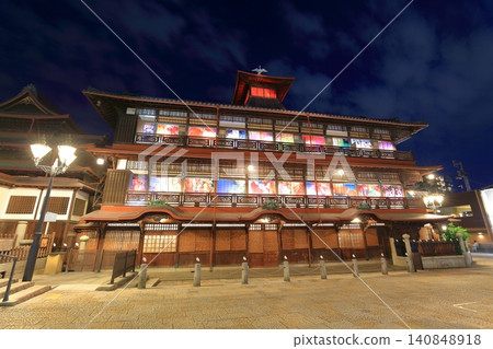 【愛媛郡】道後溫泉本樓的夜景,竹簾懸掛其上 【愛媛郡】道後溫泉本樓的夜景,竹簾懸掛其上 140848918