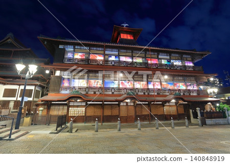 【愛媛郡】道後溫泉本樓的夜景，竹簾懸掛其上 140848919