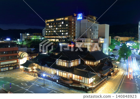 【愛媛郡】道後溫泉本館翻新後的夜景 【愛媛郡】道後溫泉本館翻新後的夜景 140848923