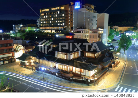 【愛媛郡】道後溫泉本樓的夜景，竹簾懸掛其上 140848925