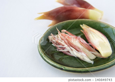 Sliced summer ginger Sliced summer ginger 140849743