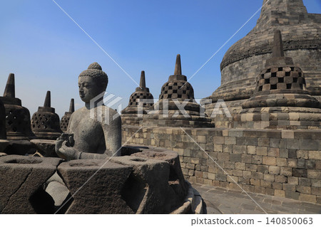 婆羅浮屠寺,位於印尼爪哇島日惹市,是世界遺產,也是世界三大佛教遺址之一。 婆羅浮屠寺,位於印尼爪哇島日惹市,是世界遺產,也是世界三大佛教遺址之一。 140850063