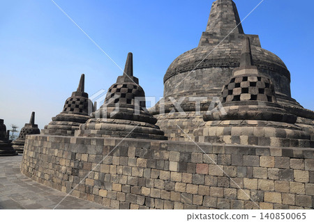 婆羅浮屠寺,位於印尼爪哇島日惹市,是世界遺產,也是世界三大佛教遺址之一。 婆羅浮屠寺,位於印尼爪哇島日惹市,是世界遺產,也是世界三大佛教遺址之一。 140850065