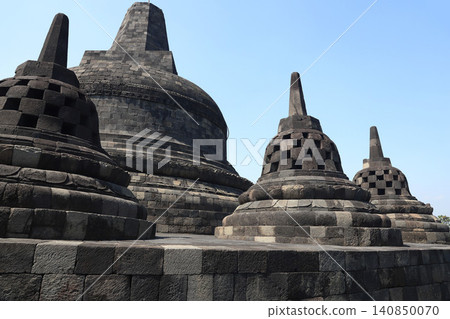 婆羅浮屠寺,位於印尼爪哇島日惹市,是世界遺產,也是世界三大佛教遺址之一。 婆羅浮屠寺,位於印尼爪哇島日惹市,是世界遺產,也是世界三大佛教遺址之一。 140850070
