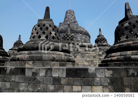 婆羅浮屠寺,位於印尼爪哇島日惹市,是世界遺產,也是世界三大佛教遺址之一。 婆羅浮屠寺,位於印尼爪哇島日惹市,是世界遺產,也是世界三大佛教遺址之一。 140850081