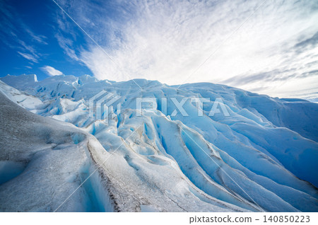 Perito moreno glacier patagonia los glaciares national park serene blue ice ridge beneath bright clouded sky 140850223