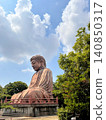 在湛藍的夏日天空和潔白的雲朵下，矗立著一尊巨大的佛像。 140850317