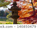 六義園：石燈籠與秋葉 140850479