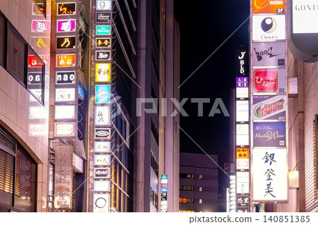 東京銀座7丁目及高級夜總會區的夜景。 140851385
