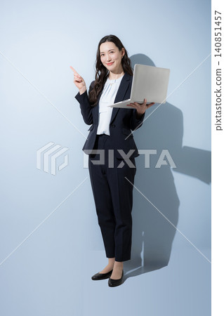 日本女商人全身商務肖像，靈感源自數位轉型、人工智慧、業務流程改善和IT服務。 140851457