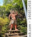 金剛力士雕像在翠綠的植物映襯下格外醒目。 140851458