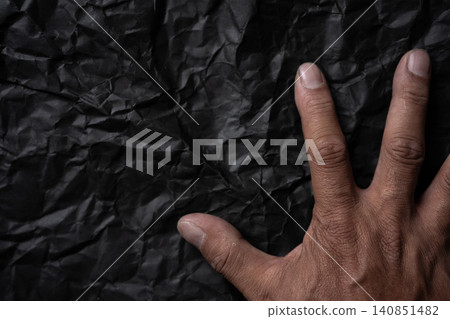 黑色背景上的手 黑色背景上的手 140851482