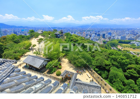 【愛媛縣】晴朗的日子裡,從松山城眺望松山市。 【愛媛縣】晴朗的日子裡,從松山城眺望松山市。 140851712