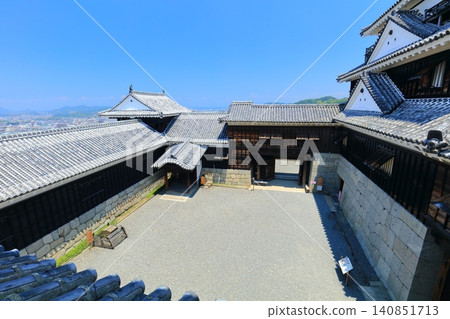 [愛媛縣]晴朗的松山城（主舞台） 140851713