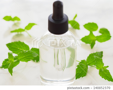 美容油和薄荷葉 美容油和薄荷葉 140852370