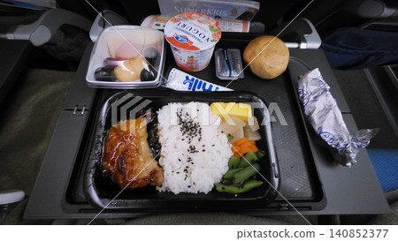 新加坡航空機上餐食 新加坡航空機上餐食 140852377