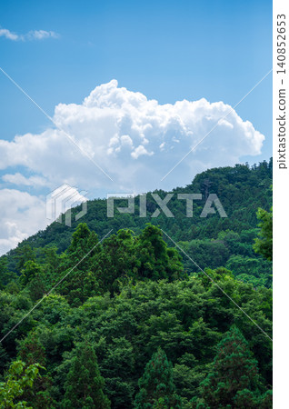 大片雲層籠罩著青山,呈現出清爽的夏日天空。 大片雲層籠罩著青山,呈現出清爽的夏日天空。 140852653