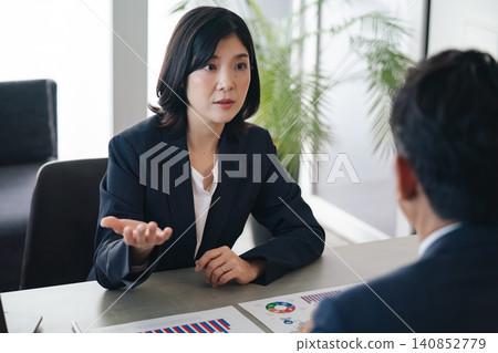 男女商務人士正在開會。他們進行諮詢、建議、討論、談判、提議、解釋、交談、銷售和演示。 男女商務人士正在開會。他們進行諮詢、建議、討論、談判、提議、解釋、交談、銷售和演示。 140852779