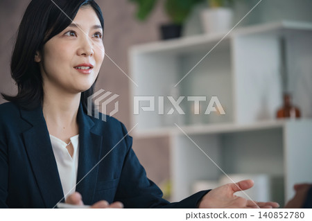 一位女性商務人士正在進行面試。 (會議、諮詢、顧問、面試、研討會、提案、演示) 一位女性商務人士正在進行面試。 (會議、諮詢、顧問、面試、研討會、提案、演示) 140852780