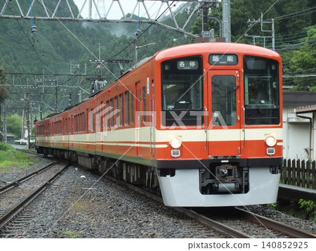 Seibu Railway 4000 series trainset 4017, "Seibu Chichibu Line 55th Anniversary Commemorative Train" (photographed at Musashi-Yokote Station) Seibu Railway 4000 series trainset 4017, "Seibu Chichibu Line 55th Anniversary Commemorative Train" (photographed at Musashi-Yokote Station) 140852925