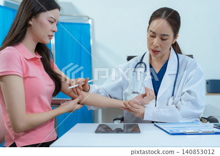 Doctor explains wrist osteoarthritis treatment after X-ray examination, discussing office syndrome, pain management, diagnosis, recovery and prevention. Doctor explains wrist osteoarthritis treatment after X-ray examination, discussing office syndrome, pain management, diagnosis, recovery and prevention. 140853012