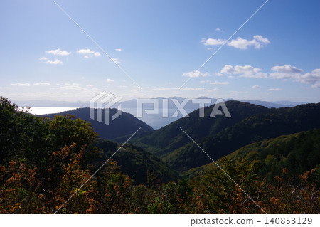 從青森縣陸奧市海峽線展望台上眺望津輕半島。 從青森縣陸奧市海峽線展望台上眺望津輕半島。 140853129