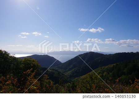 從青森縣陸奧市海峽線展望台上眺望津輕半島。 從青森縣陸奧市海峽線展望台上眺望津輕半島。 140853130