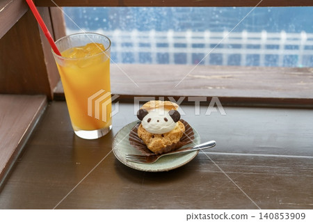 Panda cream puff and mandarin orange juice cafe set Panda cream puff and mandarin orange juice cafe set 140853909