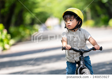 一個戴著安全帽的男孩騎著平衡車 一個戴著安全帽的男孩騎著平衡車 140853927