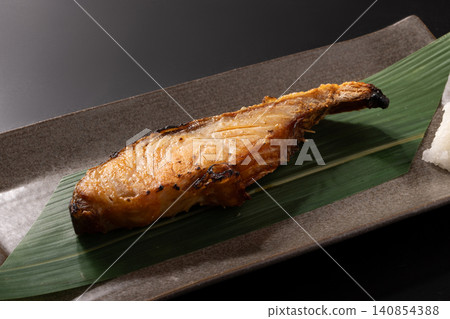 [Hokkaido-produced White Salmon] Salted Salmon, Grilled (Air-dried in the cold wind) 140854388