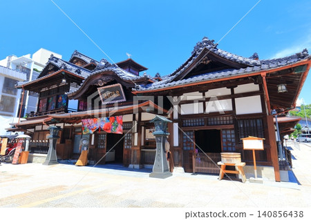 【愛媛郡】翻新後的道後溫泉本館沐浴在湛藍的天空下 【愛媛郡】翻新後的道後溫泉本館沐浴在湛藍的天空下 140856438