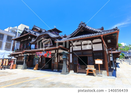 【愛媛郡】翻新後的道後溫泉本館沐浴在湛藍的天空下 【愛媛郡】翻新後的道後溫泉本館沐浴在湛藍的天空下 140856439
