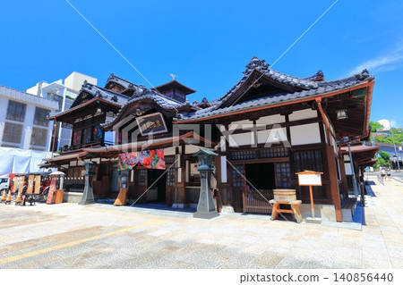 【愛媛郡】翻新後的道後溫泉本館沐浴在湛藍的天空下 【愛媛郡】翻新後的道後溫泉本館沐浴在湛藍的天空下 140856440
